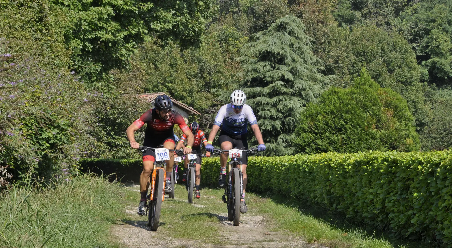 Atleta sul circuito MTB
