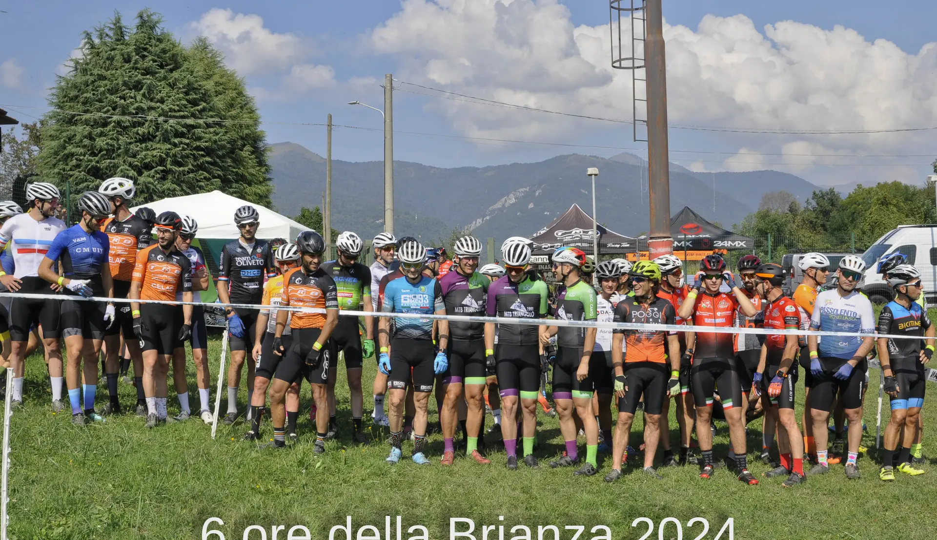 Atleta in mountain bike durante una gara