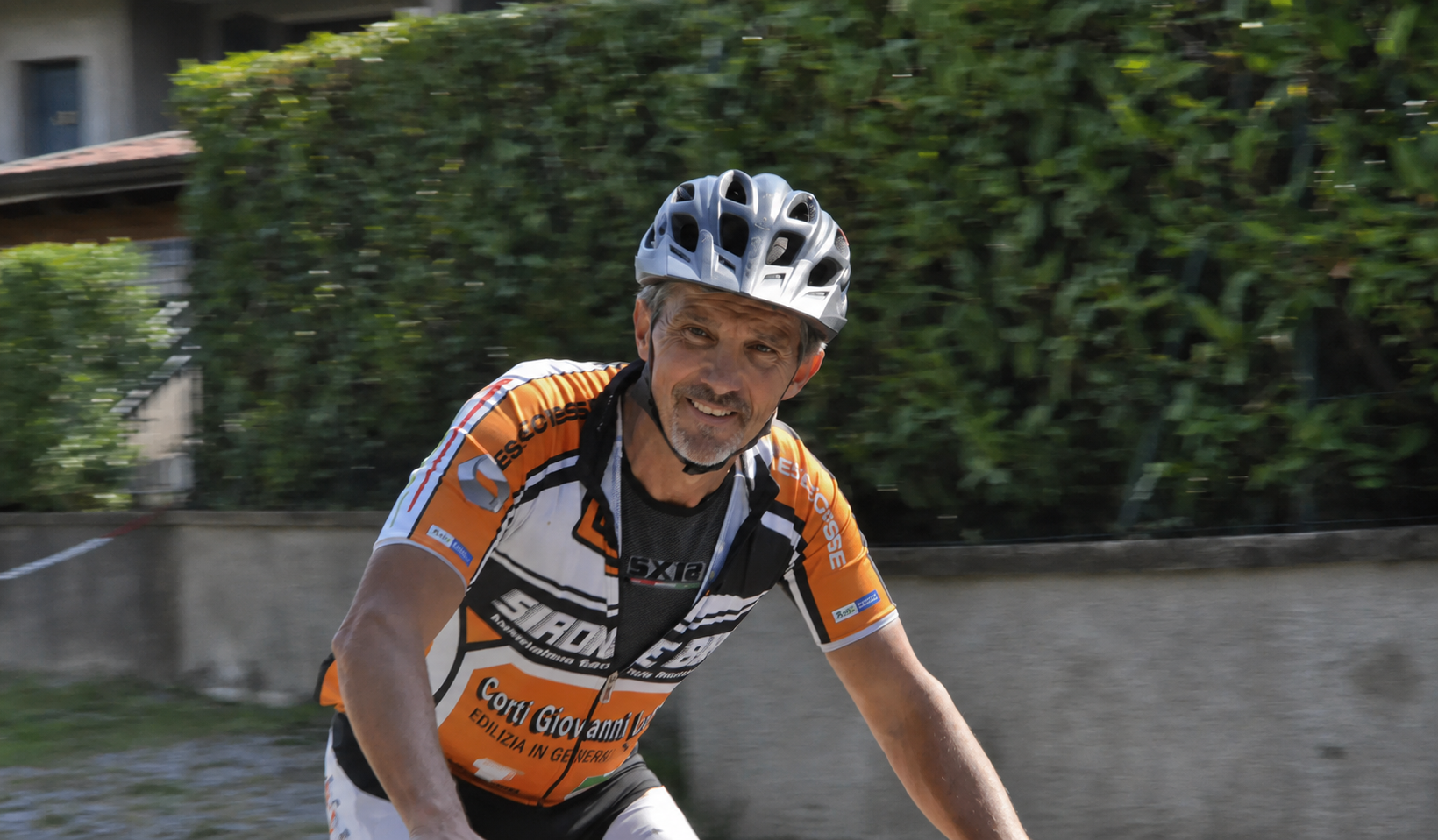 Atleta in mountain bike